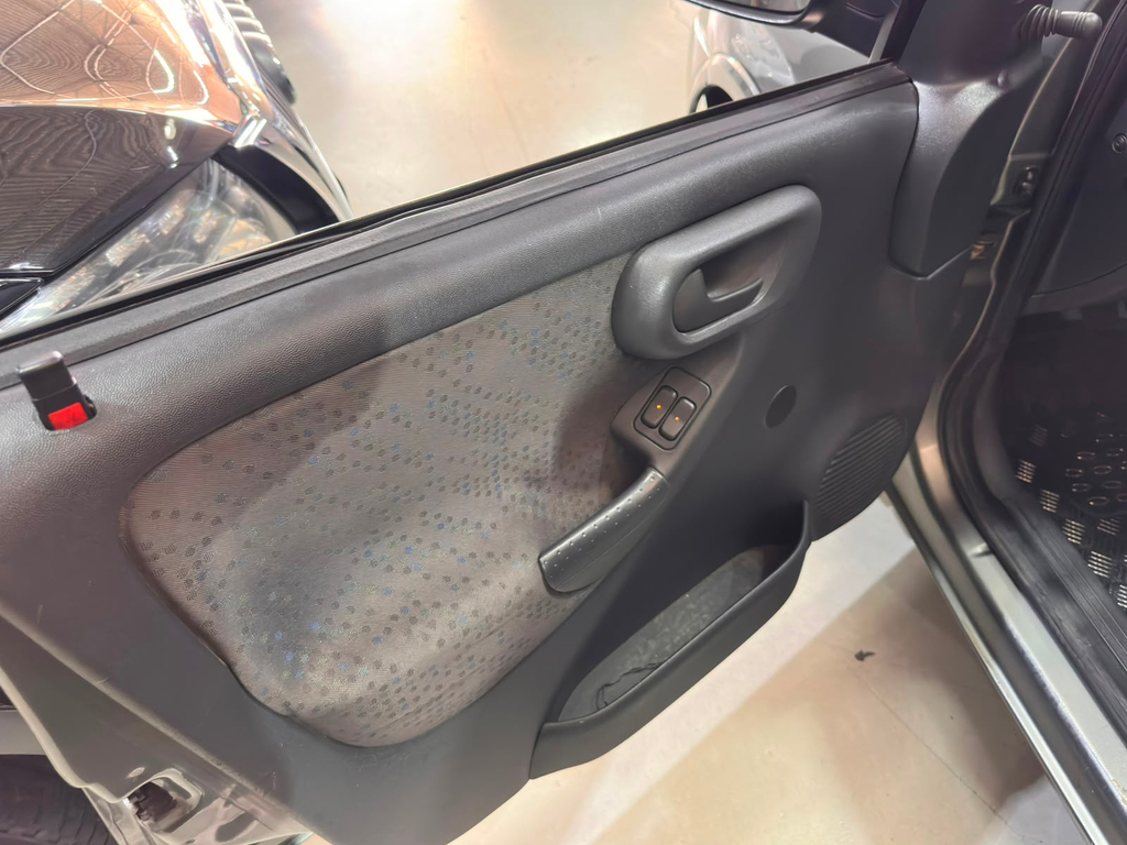 Chevrolet Corsa Cinza