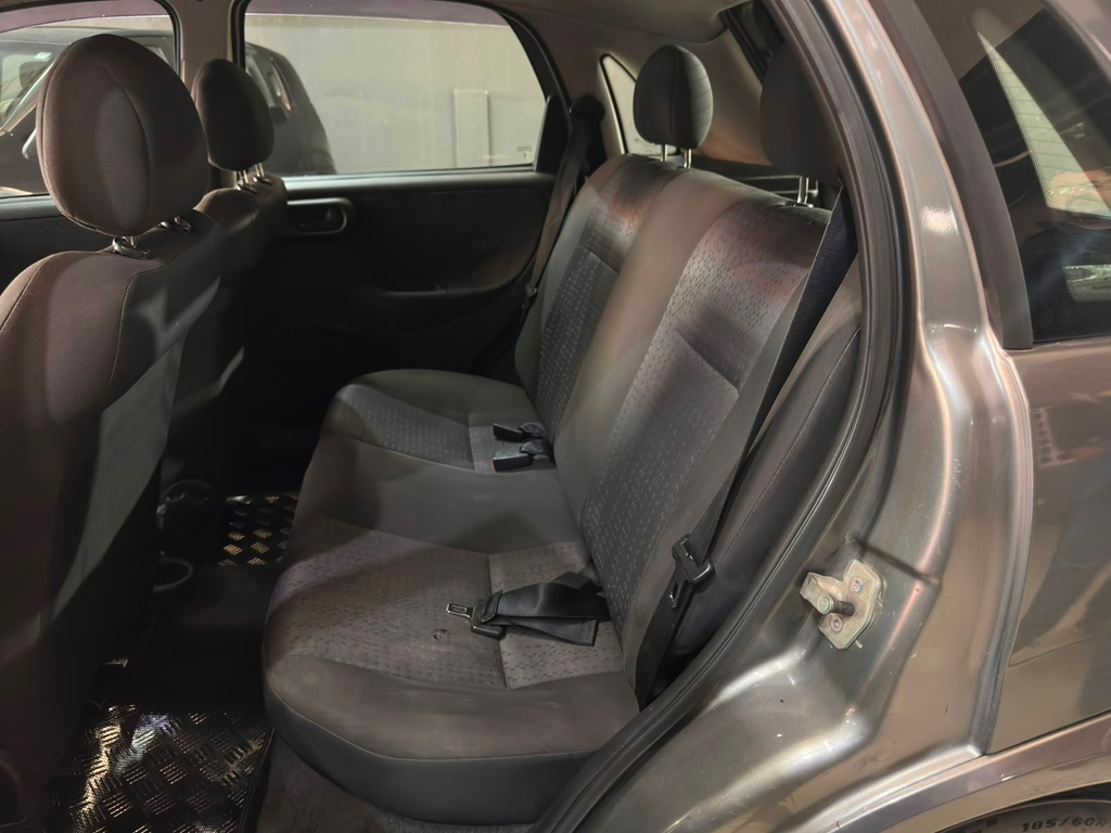 Chevrolet Corsa Cinza
