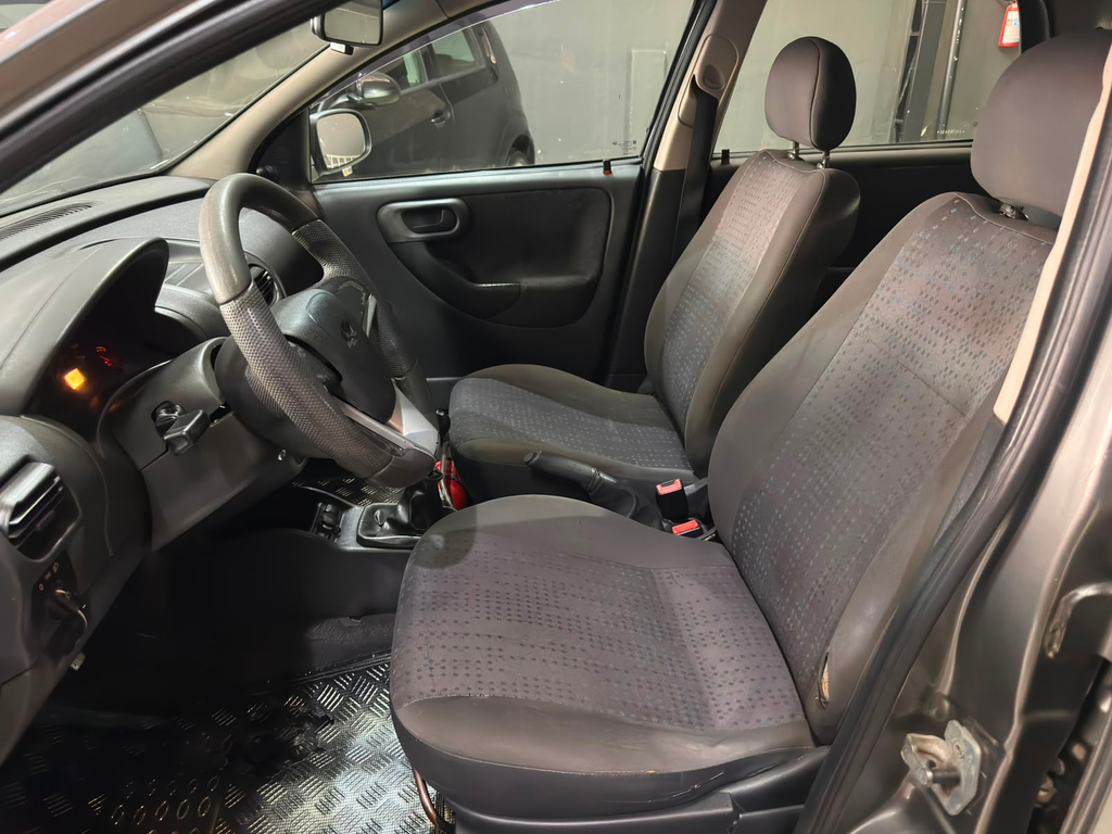Chevrolet Corsa Cinza