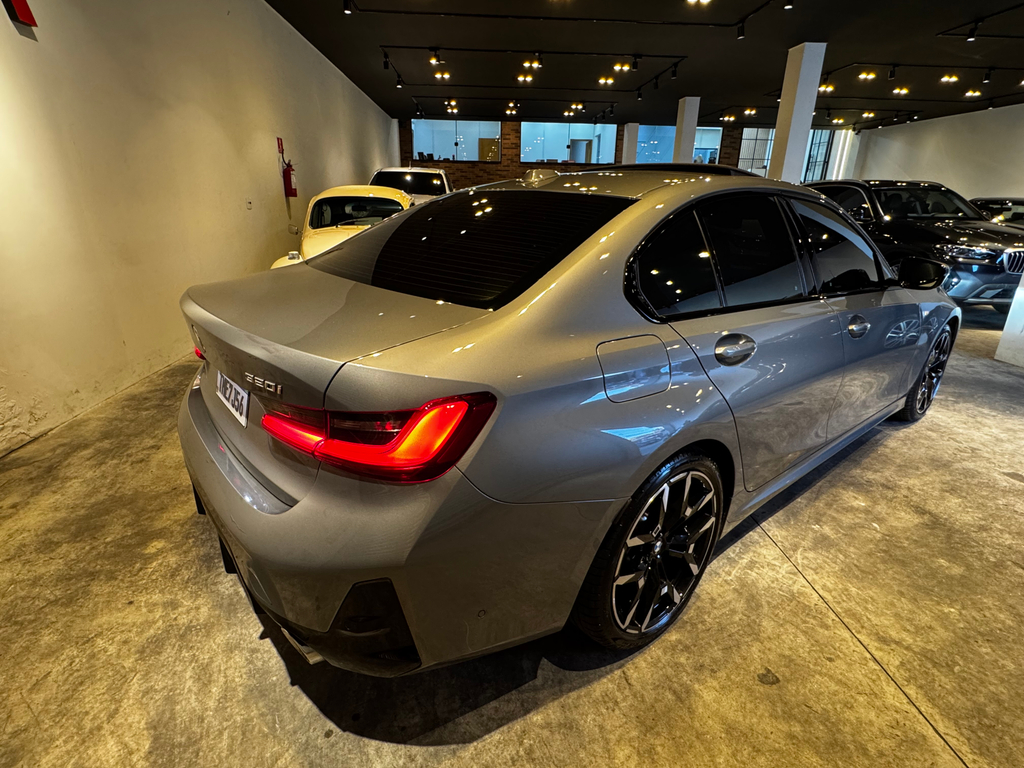BMW 320i Cinza