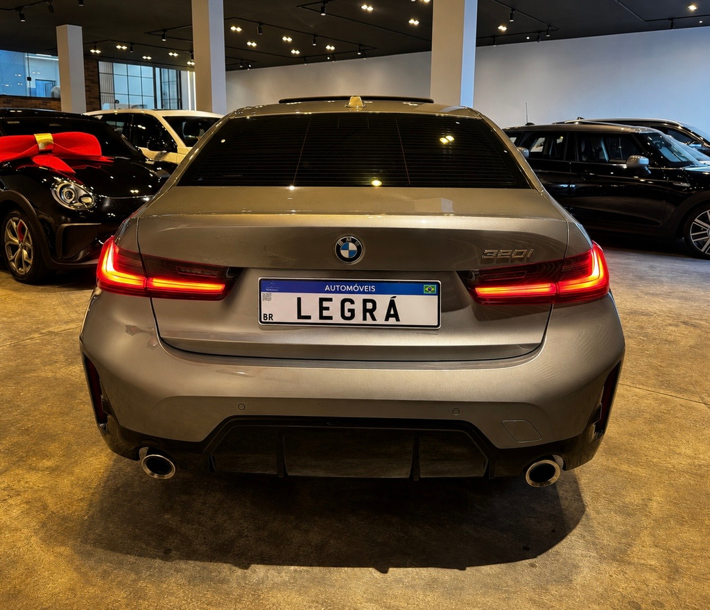 BMW 320i Cinza