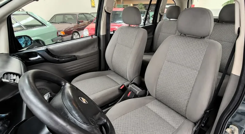 Chevrolet Zafira Cinza