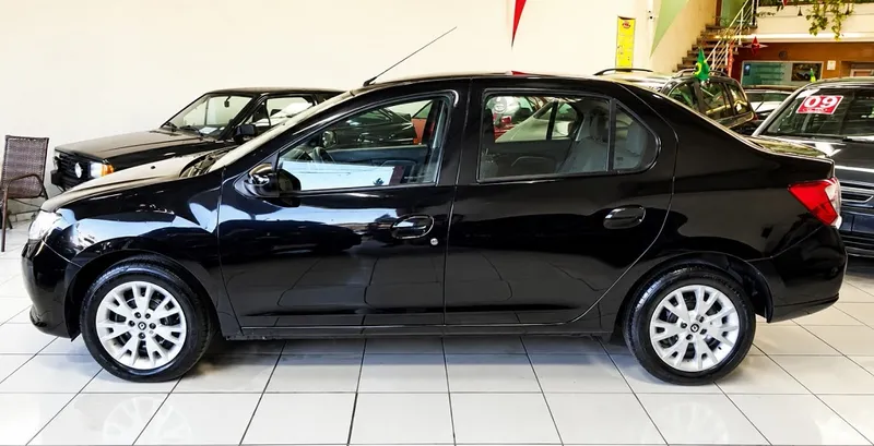 Renault Logan Preto