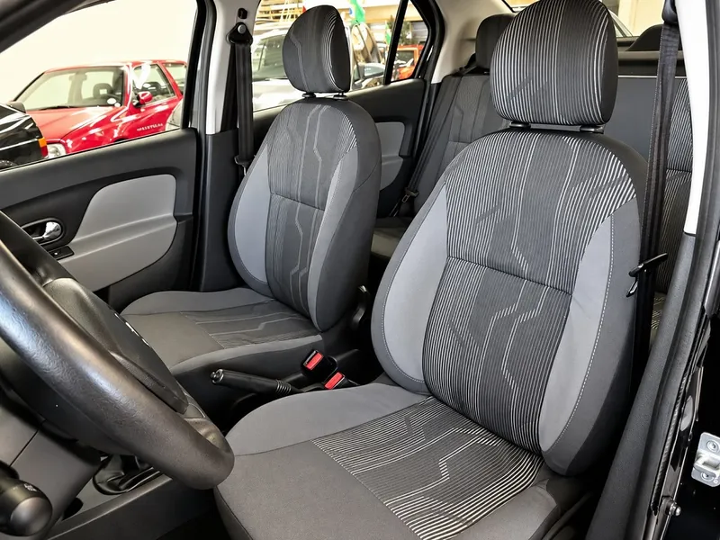 Renault Logan Preto