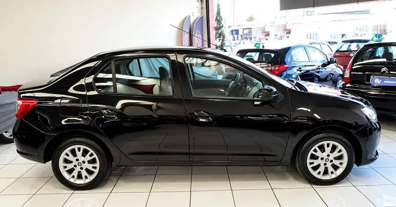 Renault Logan Preto