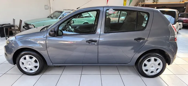 Renault Sandero Cinza