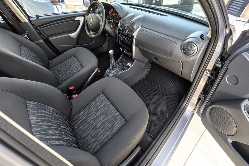 Renault Sandero Cinza