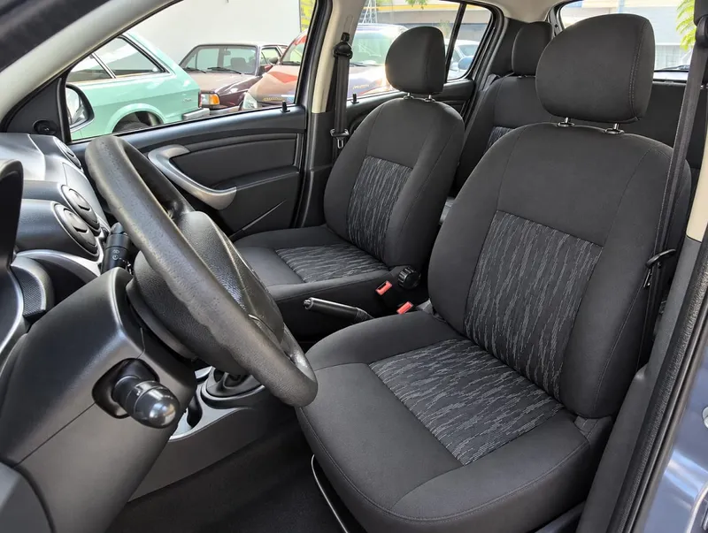 Renault Sandero Cinza