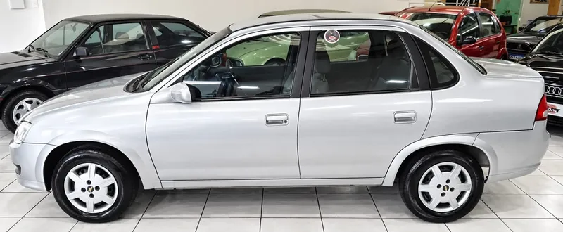 Chevrolet Classic Prata