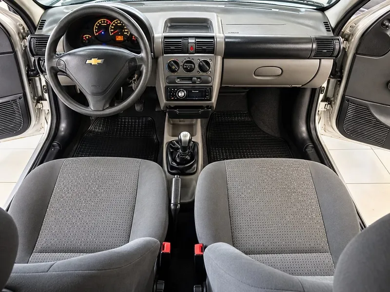 Chevrolet Classic Prata