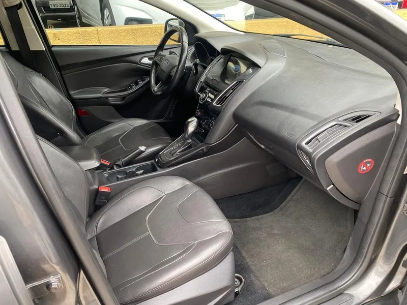 Ford Focus Hatch Cinza