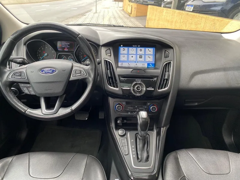 Ford Focus Hatch Cinza