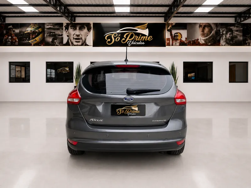 Ford Focus Hatch Cinza