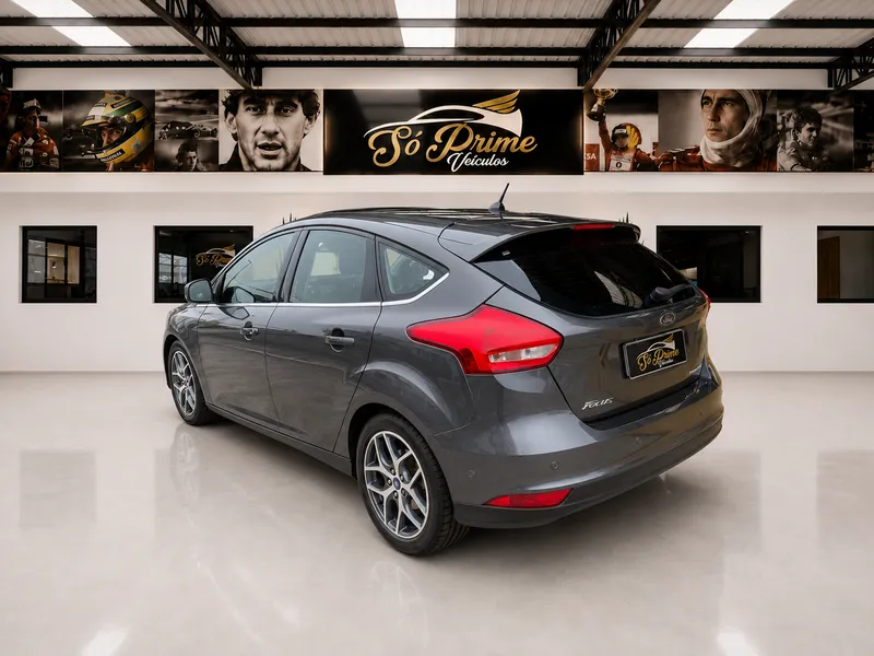 Ford Focus Hatch Cinza