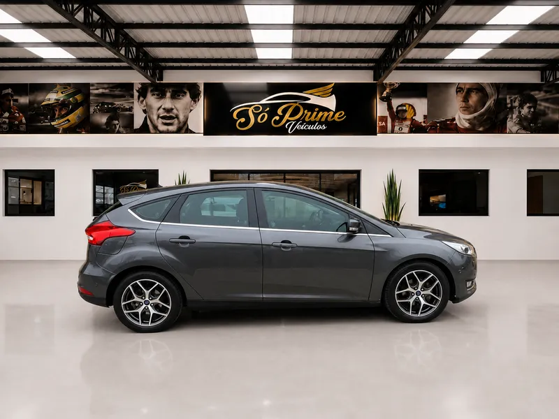 Ford Focus Hatch Cinza