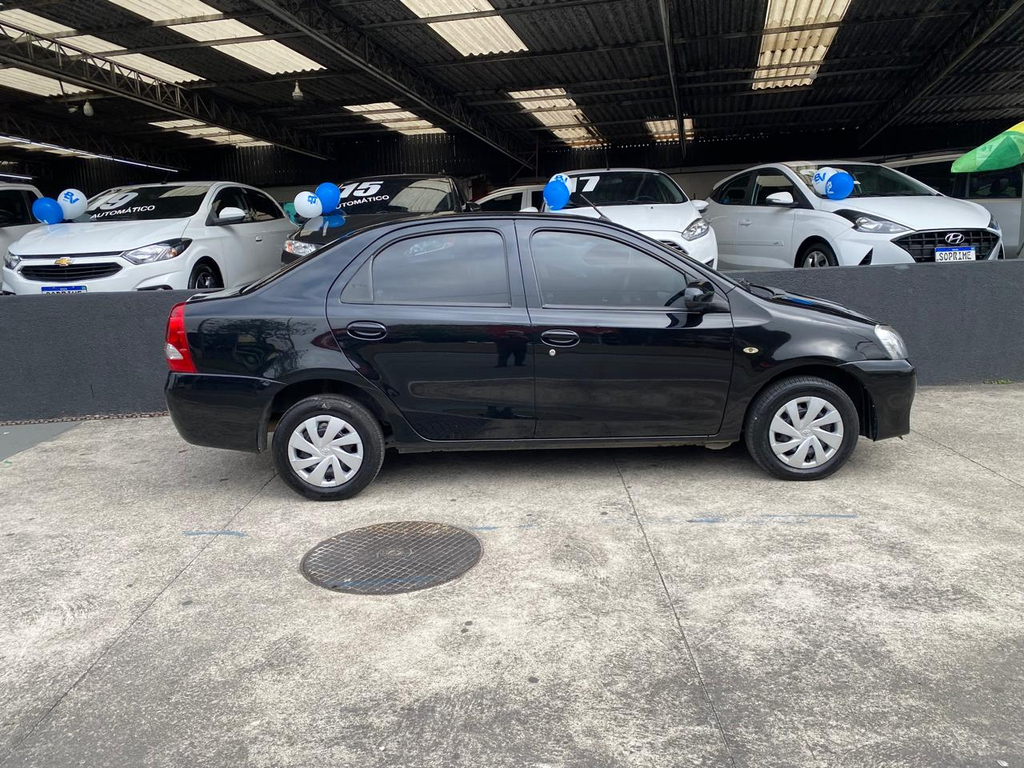 Toyota Etios Sedan Preto