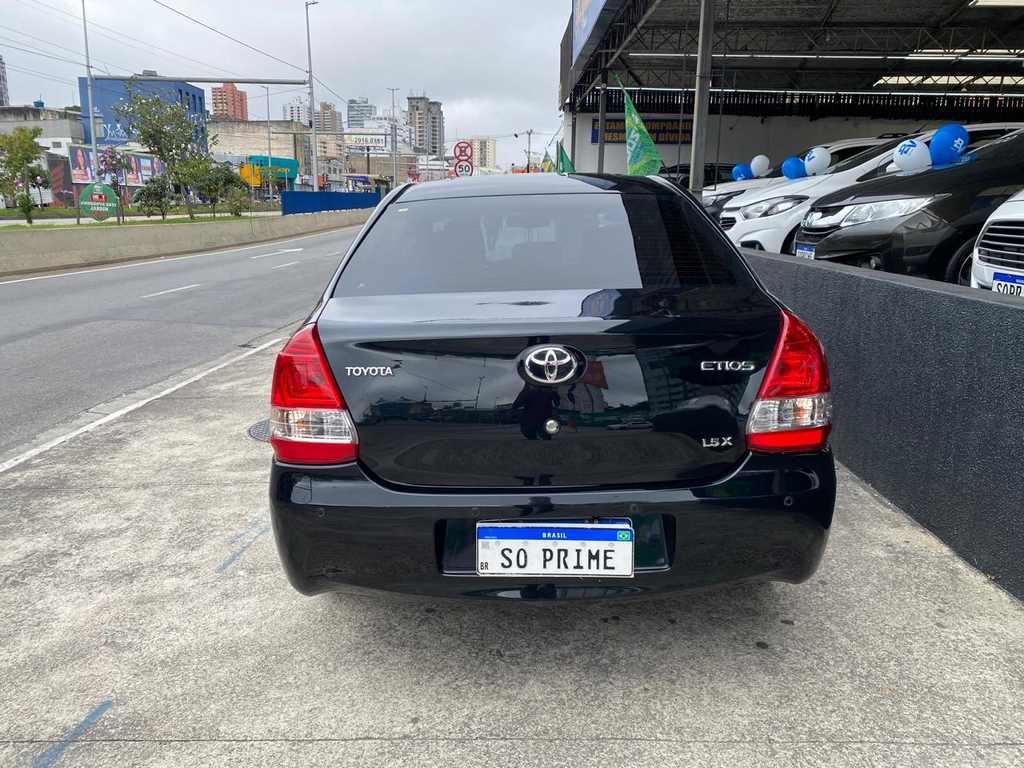 Toyota Etios Sedan Preto
