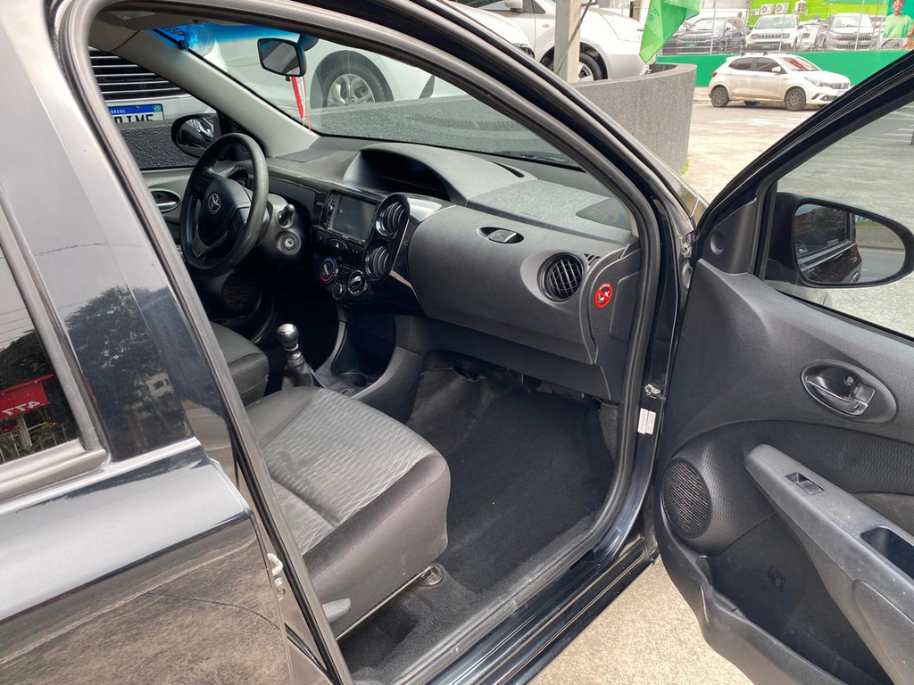 Toyota Etios Sedan Preto