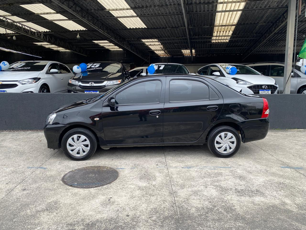 Toyota Etios Sedan Preto