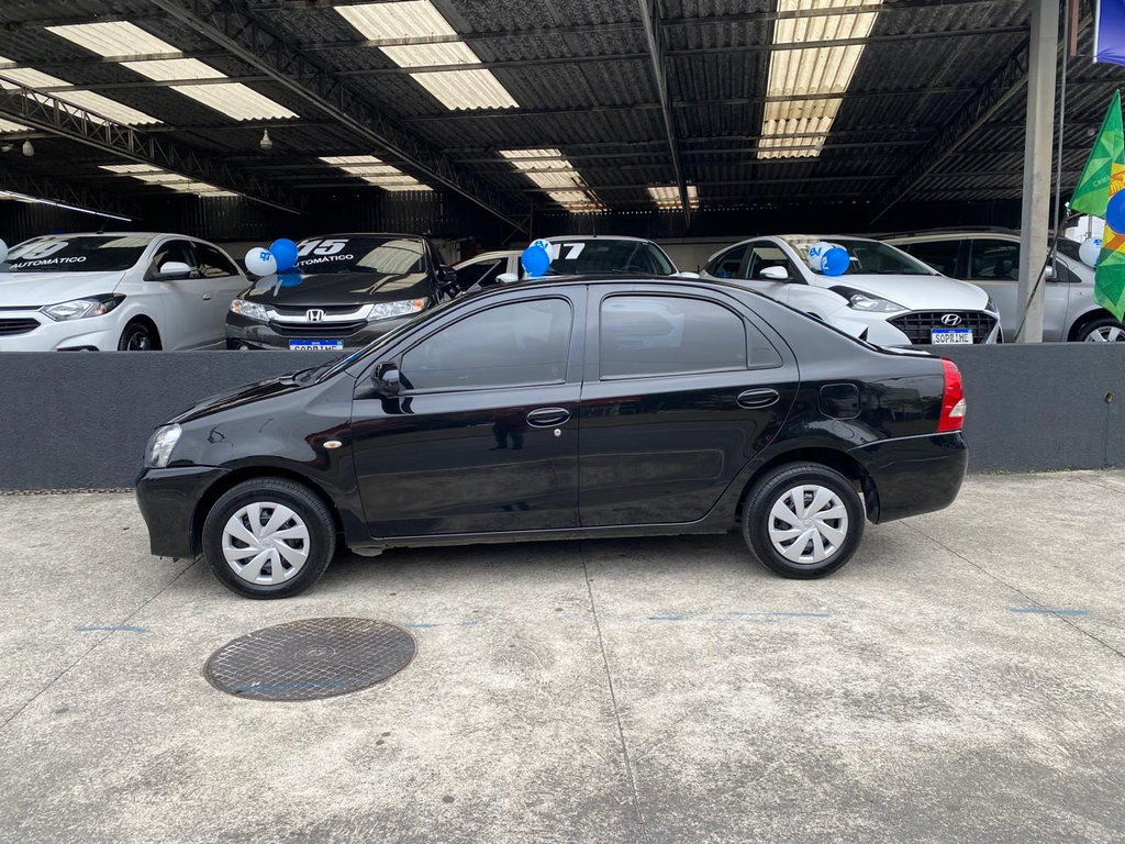 Toyota Etios Sedan Preto