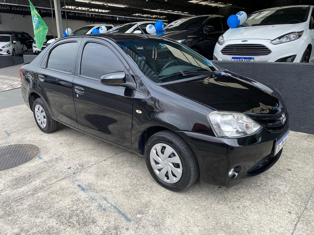 Toyota Etios Sedan Preto