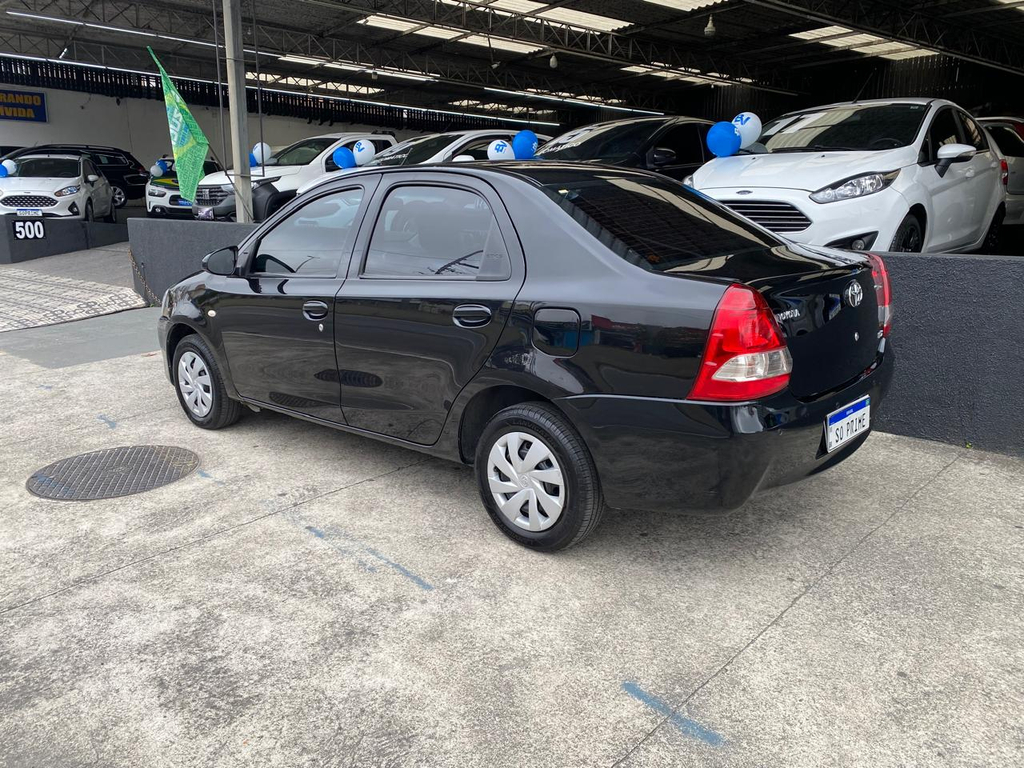 Toyota Etios Sedan Preto