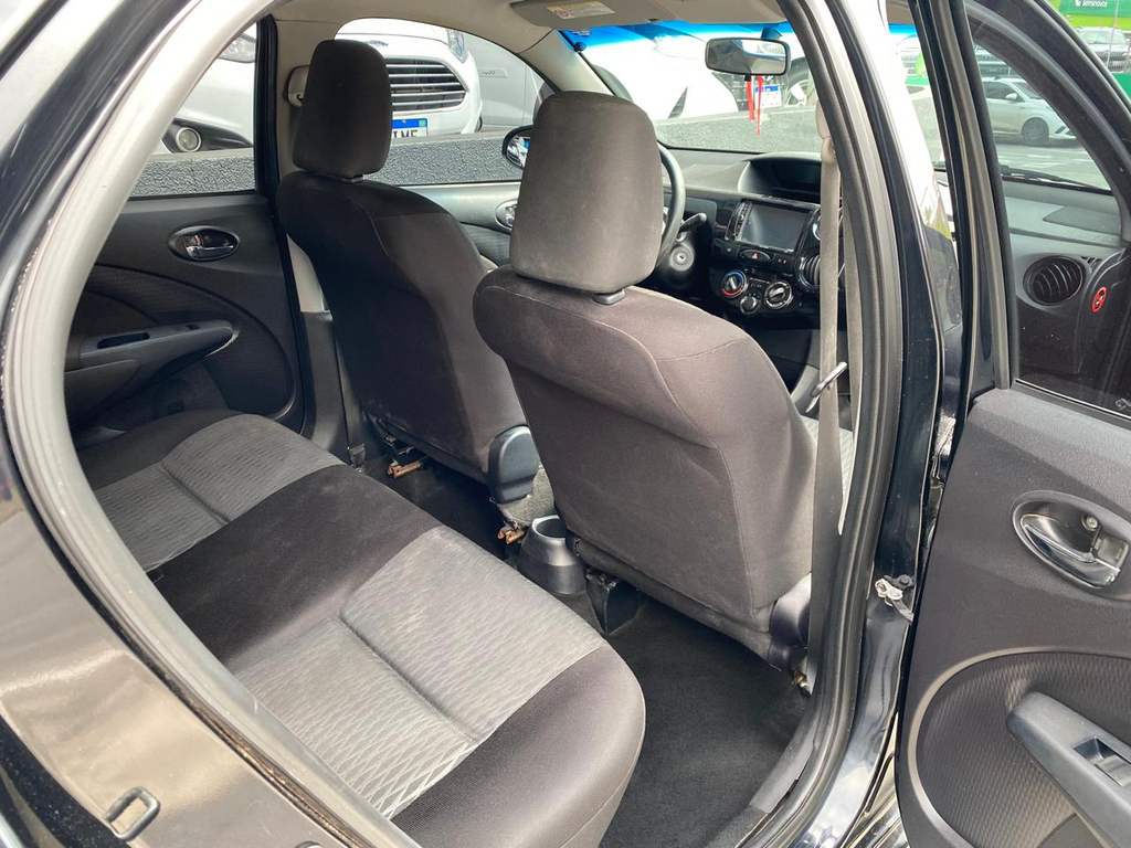 Toyota Etios Sedan Preto