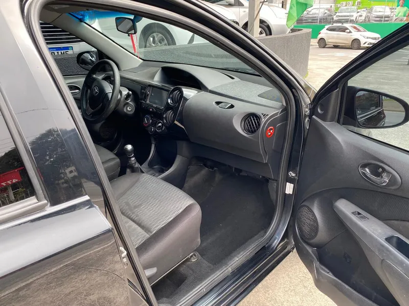 Toyota Etios Sedan Preto