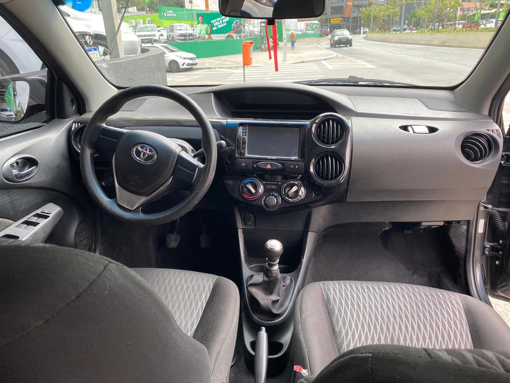 Toyota Etios Sedan Preto