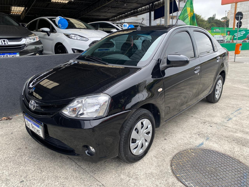 Toyota Etios Sedan Preto