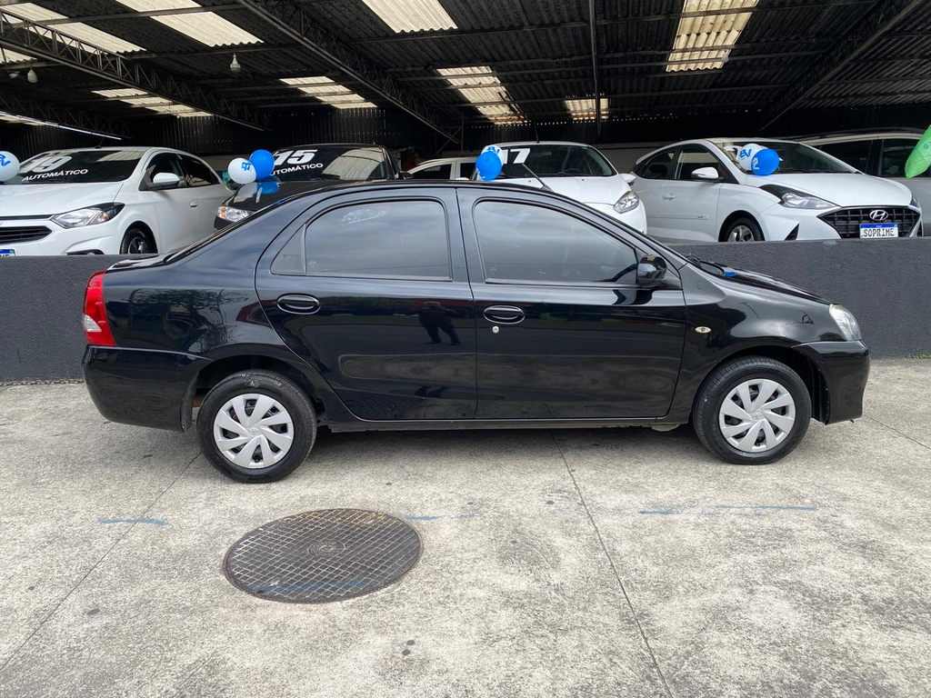 Toyota Etios Sedan Preto
