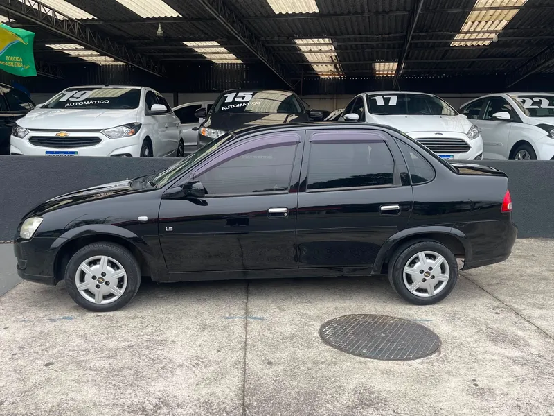 Chevrolet Classic Preto