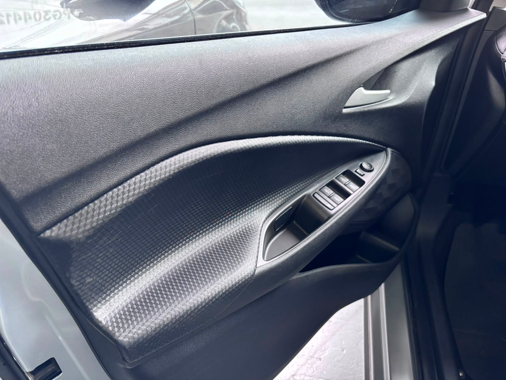Chevrolet Onix Sedan Prata