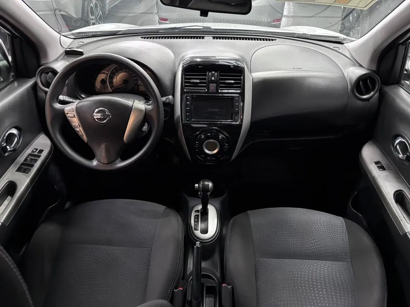 Nissan March Branco