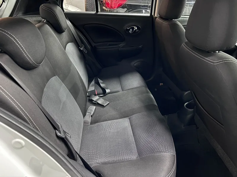 Nissan March Branco