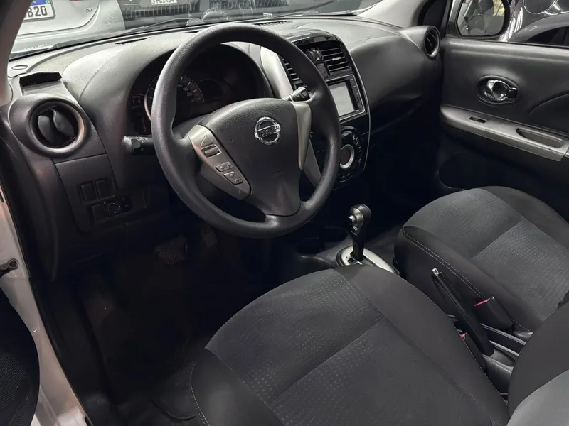 Nissan March Branco