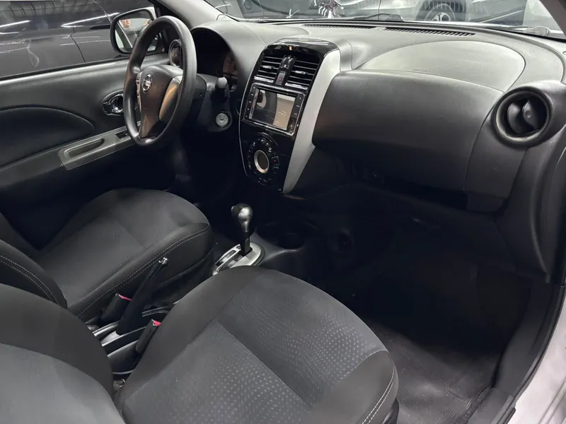 Nissan March Branco