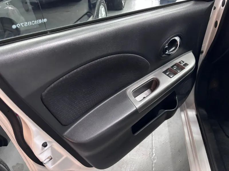 Nissan March Branco