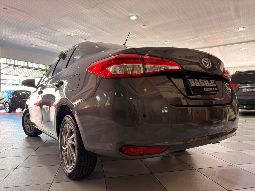 Toyota Yaris Sedan Cinza