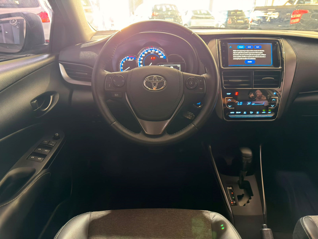 Toyota Yaris Sedan Cinza