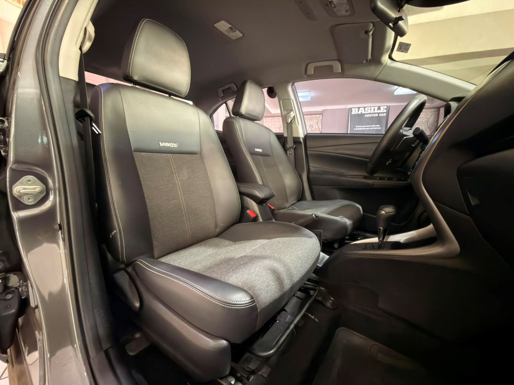 Toyota Yaris Sedan Cinza