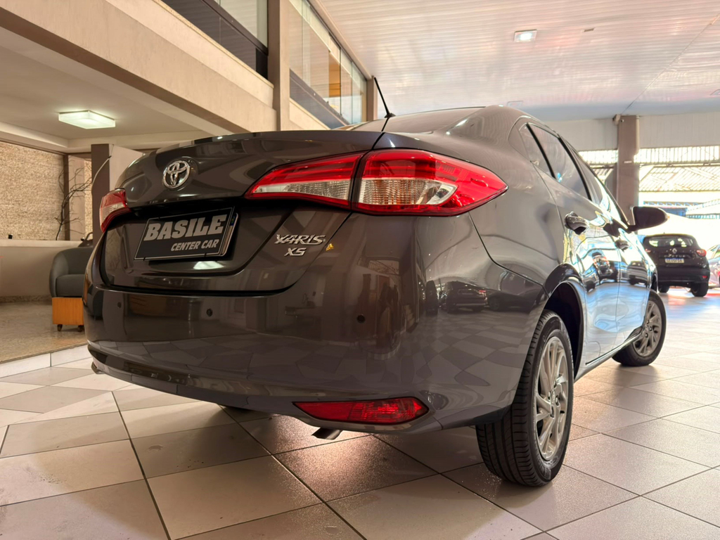 Toyota Yaris Sedan Cinza