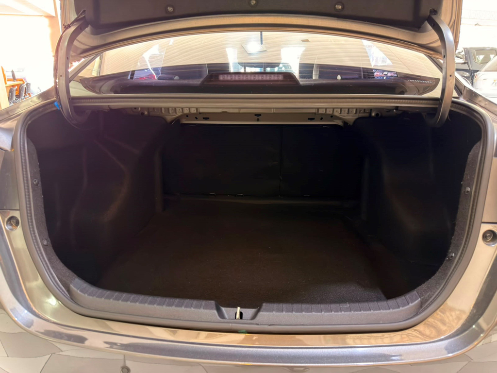 Toyota Yaris Sedan Cinza