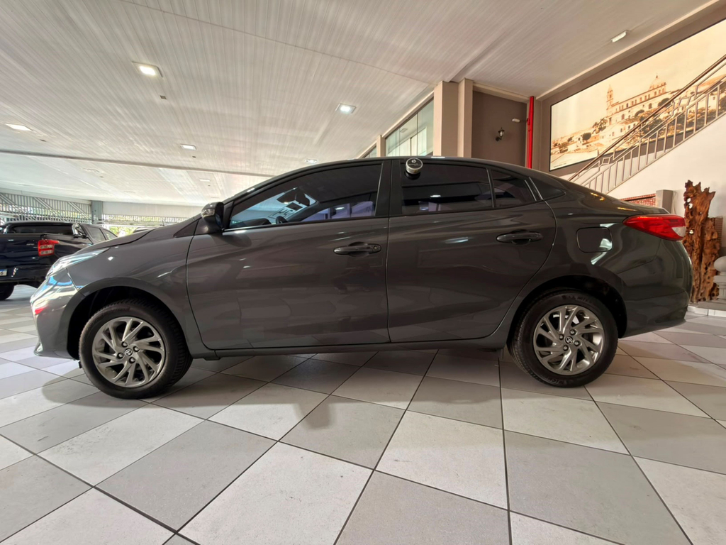 Toyota Yaris Sedan Cinza