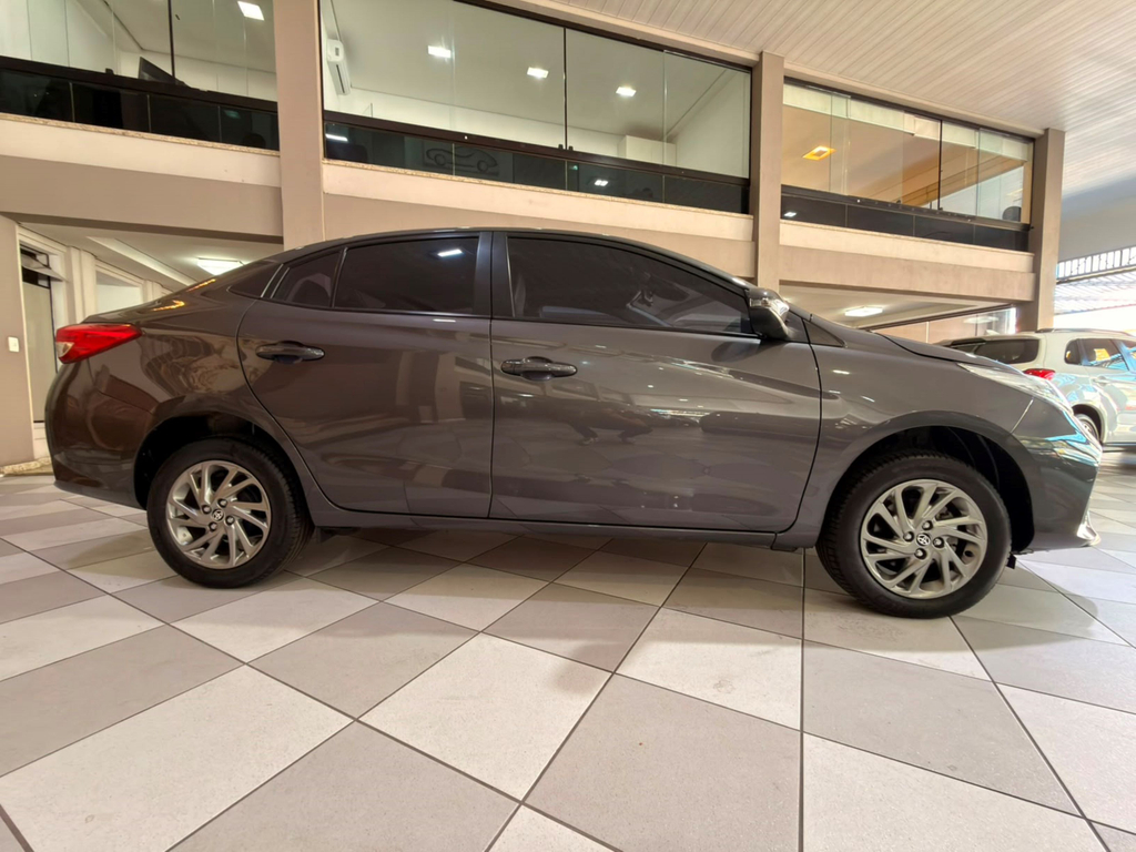 Toyota Yaris Sedan Cinza