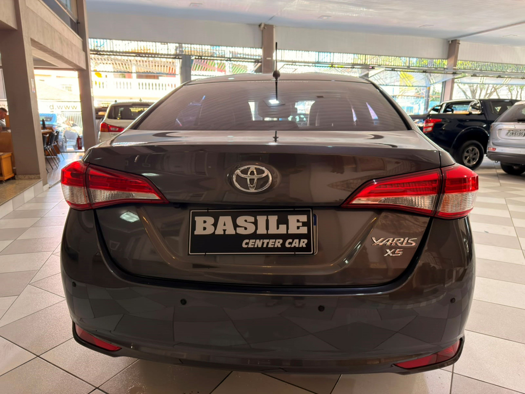 Toyota Yaris Sedan Cinza