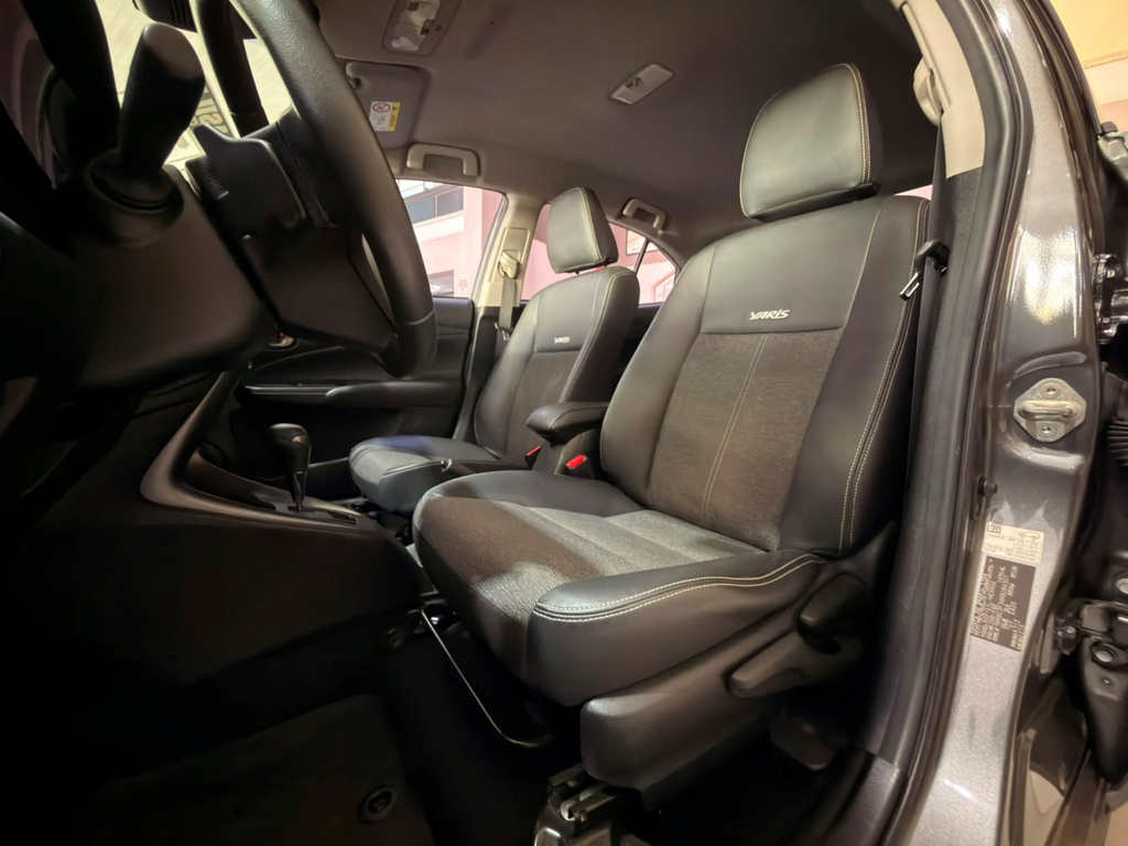 Toyota Yaris Sedan Cinza