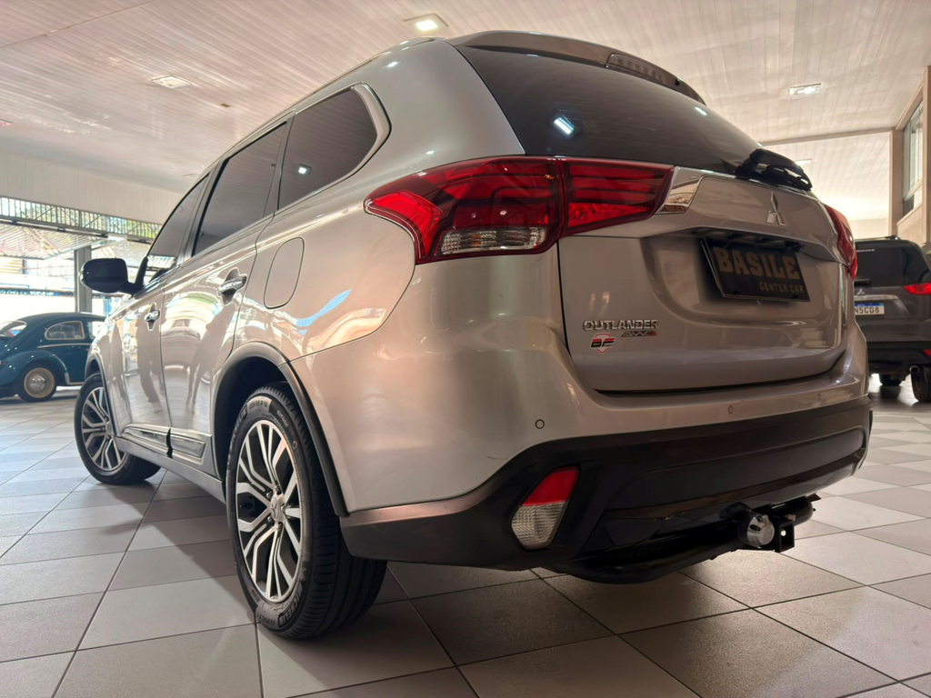 Mitsubishi Outlander Prata