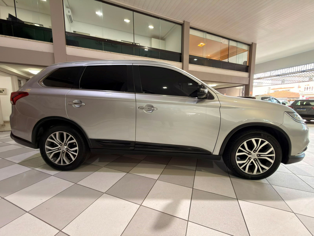 Mitsubishi Outlander Prata