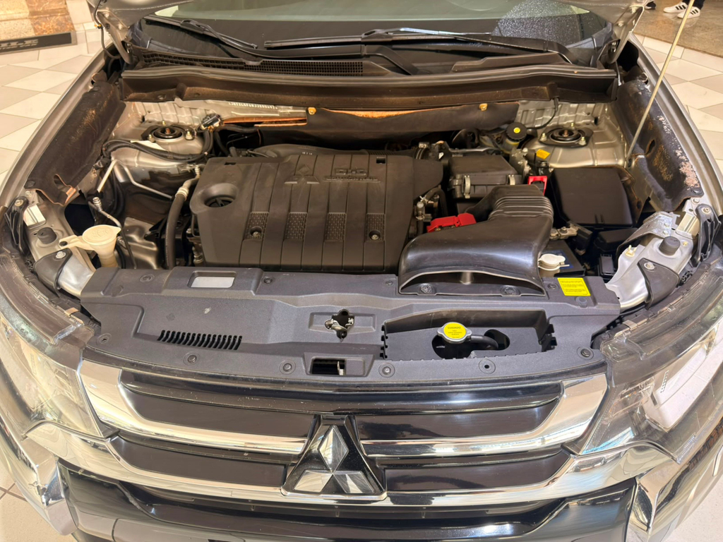Mitsubishi Outlander Prata
